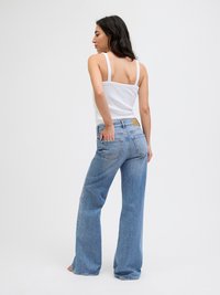 Lyseblå vide jeans med fem lommer, med kontrastsøm og en lærРат på baklommen.