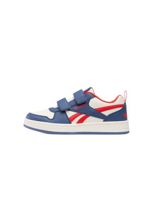 Blauer, weißer und roter Reebok-Sneaker mit zwei Klettverschlüssen, Gummisohle und roten Akzenten auf schlichtem weißen Hintergrund.