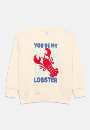 Schildkrötenbeiger Pullover mit einer roten Hummerillustration und dem Text "YOU'RE MY LOBSTER" in blauen Buchstaben auf der Vorderseite.