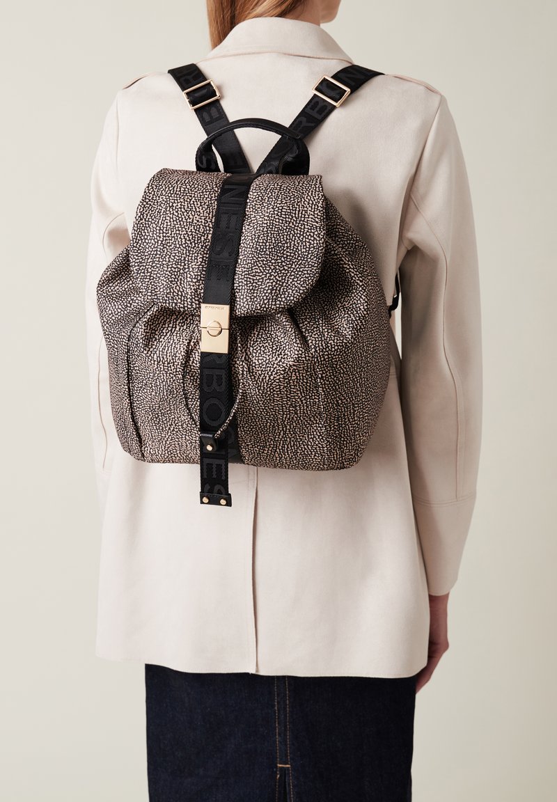 Zaino texturizzato khaki e nero con chiusura a coulisse e accessori in oro, dotato di spallacci regolabili con branding stampato.