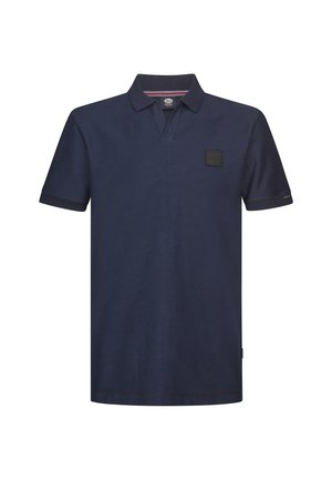 Mørkeblå polo med V-hals, korte ærmer, tekstureret stof og en sort firkantet logopatch på brystet.