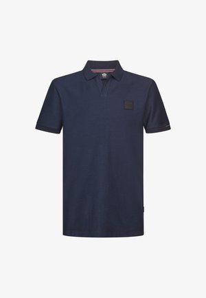 Mørkeblå polo med V-hals, korte ærmer, tekstureret stof og en sort firkantet logopatch på brystet.