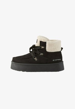 Schwarze Wildleder-Stiefeletten mit einem cremefarbenen Kunstfellkragen, ausgestattet mit Metallösen und Schnürsenkeln sowie einer dicken schwarzen Gummisohle.