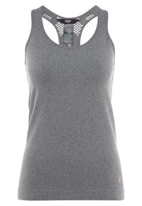 Grå atletisk linne med mesh-design på baksidan, slät textur och en smal passform. Har sömnadsdetaljer och en liten logotyp nära fållen.