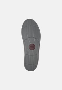 Talpă de pantof din cauciuc gri, cu o suprafață texturată, având un accent rotund de burgund în centru și un model de profunzime pentru tracțiune.