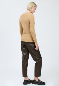 INFLUENCER CREW-NECK - Maglione - camel