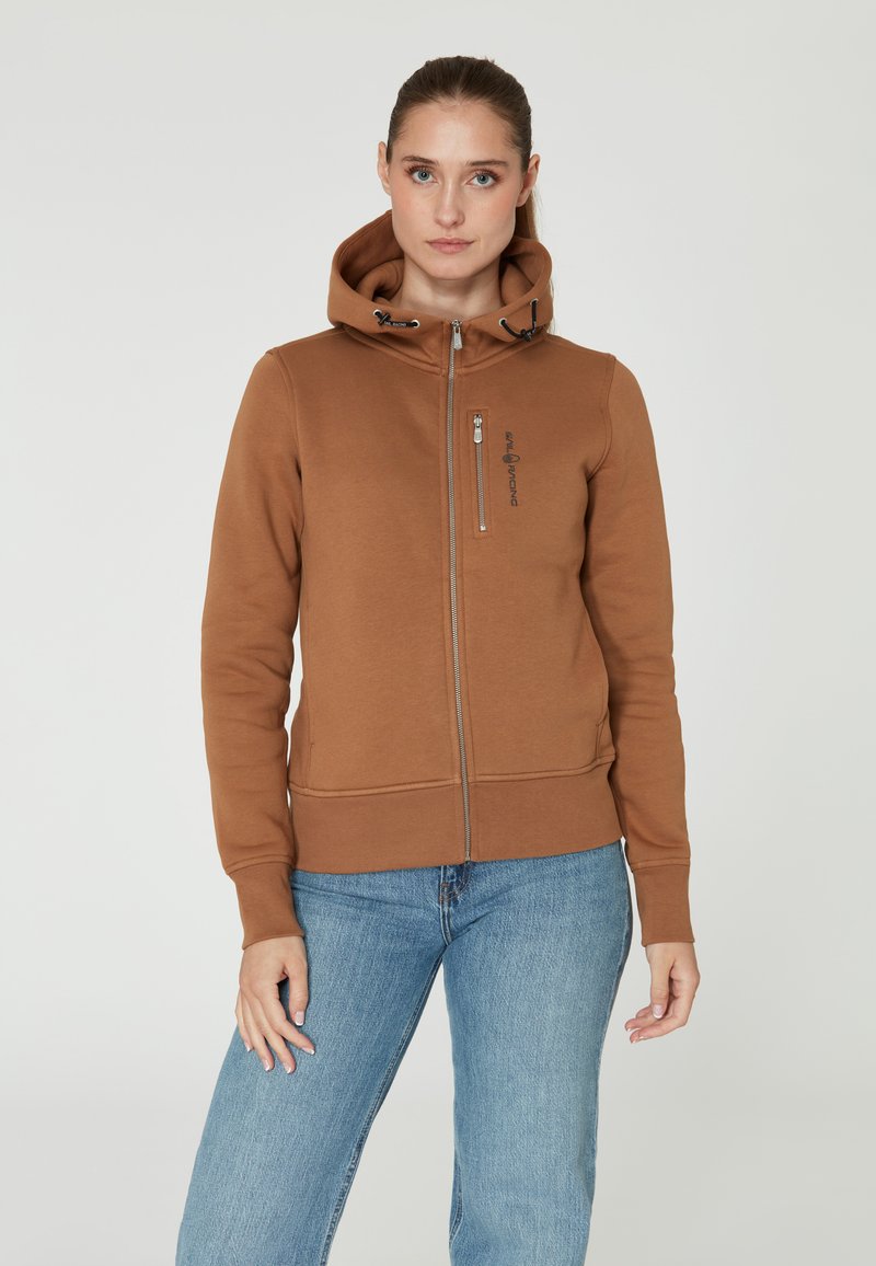 Sudadera con cremallera marrón, con capucha, bolsillo frontal y cremallera plateada. Tejido suave con un ligero brillo y logotipo bordado en el pecho.