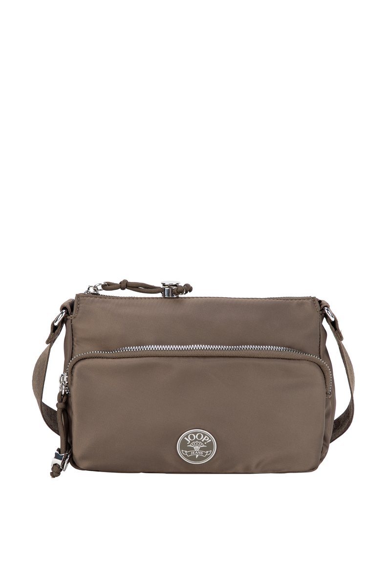 Hnedá nylonová crossbody taška so strieborným zipsom, nastaviteľným popruhom a logom. Obsahuje hlavnú priehradku a prednú zipsovú kapsu.