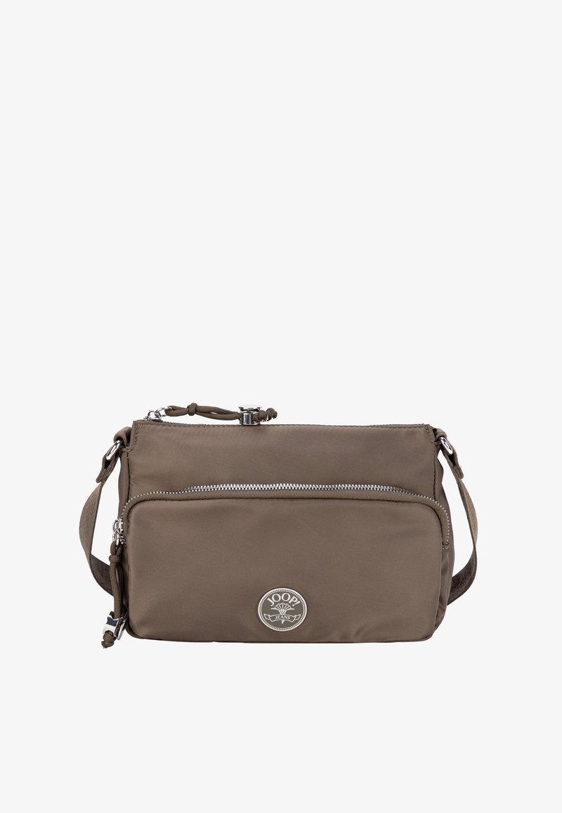 Sac bandoulière en nylon marron avec une fermeture éclair en argent, une sangle réglable et un patch logo. Il dispose d'un compartiment principal et d'une poche zippée à l'avant.