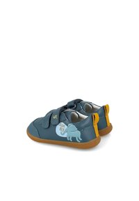 Zapatos infantiles de cuero azul con correas de Velcro, suelas de goma marrón y un diseño juguetón de elefante que incluye el texto "Puedo volar."