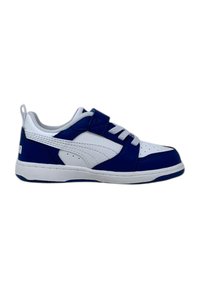 Baskets blanches et bleu marine avec un dessus en cuir lisse, fermeture à lacets et Velcro, et semelle en caoutchouc blanche. Comprend des accents texturés.