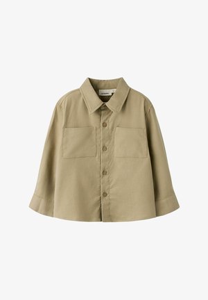 Beige skjorte med lange ærmer, to brystlommer og en bred krave på hvid baggrund.