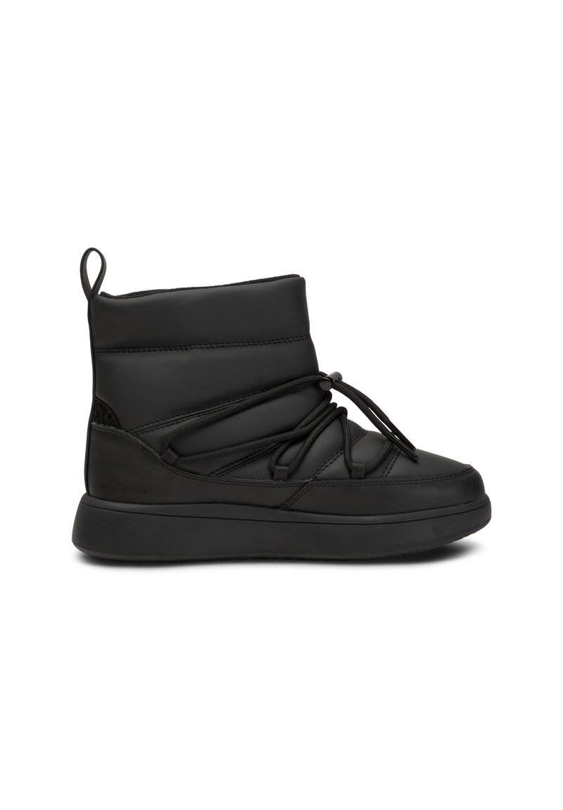 Czarny wodoodporny botek za kostkę o gładkim matowym wykończeniu, z elastycznym sznurowaniem, wyściełanym wierzchem i grubą gumową podeszwą.