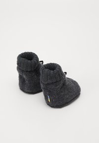 Grå känsla tofflor med stickad topp, rundad form och en liten färgglad etikett på sidan. Mjuk textur, ankelhöjd design.