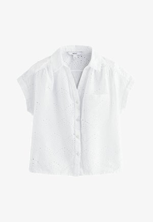Weiße Bluse mit kurzen Ärmeln und Kragen, ausgestattet mit bestickten Lochmustern, Knopfverschluss und einer linken Brusttasche.