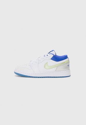 Hvit idrettssko med blå aksenter, gulgrønn swoosh og lyseblå såle. Har teksturert skinn og perforert tå for ventilasjon.