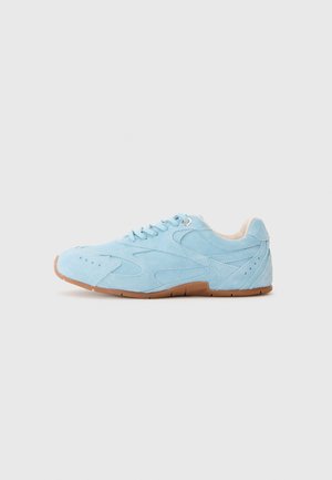 Baskets en daim bleu clair avec lacets et semelle en caoutchouc marron, vues de côté sur un fond gris uni.