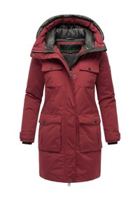 Parka roșie izolată cu glugă detașabilă, cu un căptușel negru, două buzunare frontale și închidere centrală cu fermoar. Textură moale și material durabil.