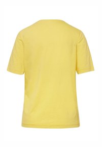 Geel katoenen t-shirt met korte mouwen, ronde halslijn en een eenvoudig ontwerp. Gladde textuur, geen zichtbare patronen of accenten.