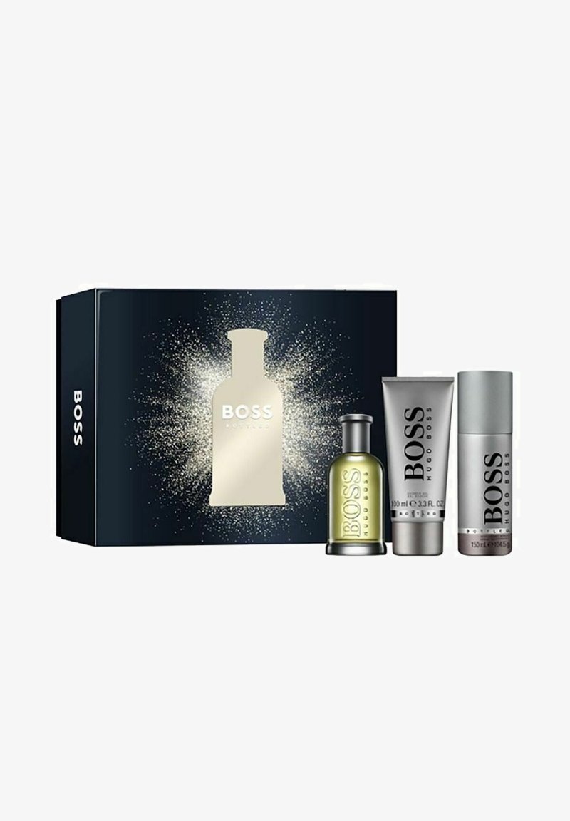 Hugo Boss lahjapakkaus tummansinisessä laatikossa, jossa hopeisia yksityiskohtia, sisältäen vihreän pullon, harmaan tuubin ja hopeapullon, kaikki merkitty "BOSS".