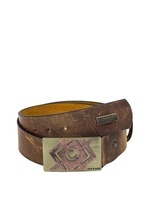 Ceinture en cuir marron avec une finition texturée, dotée d'une grande boucle en bronze au design géométrique. Comprend l'insigne de la marque sur la sangle.