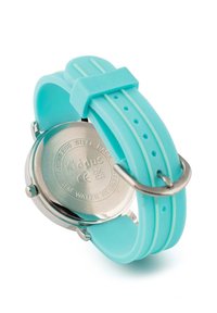 Un bracelet de montre en silicone turquoise avec un dos en acier inoxydable. Il comporte une boucle en métal unique et des trous d'ajustement sur le bracelet.