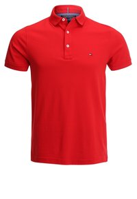 Polo rouge à manches courtes avec trois boutons et petit logo sur le côté gauche de la poitrine sur fond blanc.