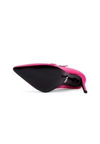Tacchi alti rosa a punta con un design elegante. Parte superiore in sintetico liscio, suola nera e tacco stiletto sottile. Accenti minimalisti.