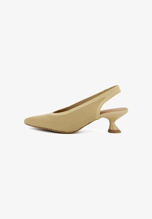 Décolleté slingback beige in maglia con punta appuntita e tacco medio svasato su sfondo bianco.