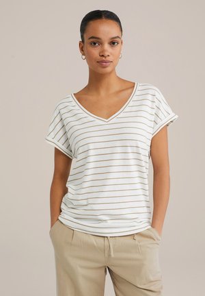 Stribet v-hals t-shirt i hvid med tynde, lysebrune striber. Blødt stof, korte opsmøgede ærmer, afslappet pasform. Kombineret med beige bukser.