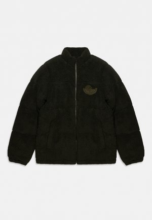 Veste polaire noire avec un col montant, une fermeture éclair sur le devant, deux poches et un petit emblème sur la poitrine.
