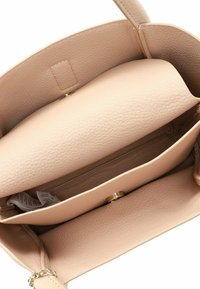 Borsa a mano in pelle beige con finitura testurizzata, dotata di accessori in oro e due scomparti interni, di cui uno con zip.