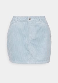 Himbeerfarbene Cordrock aus einem leichteren Blau mit vertikal geripptem Textur, frontalen Taschen und einem silbernen Knopfverschluss an der Taille.