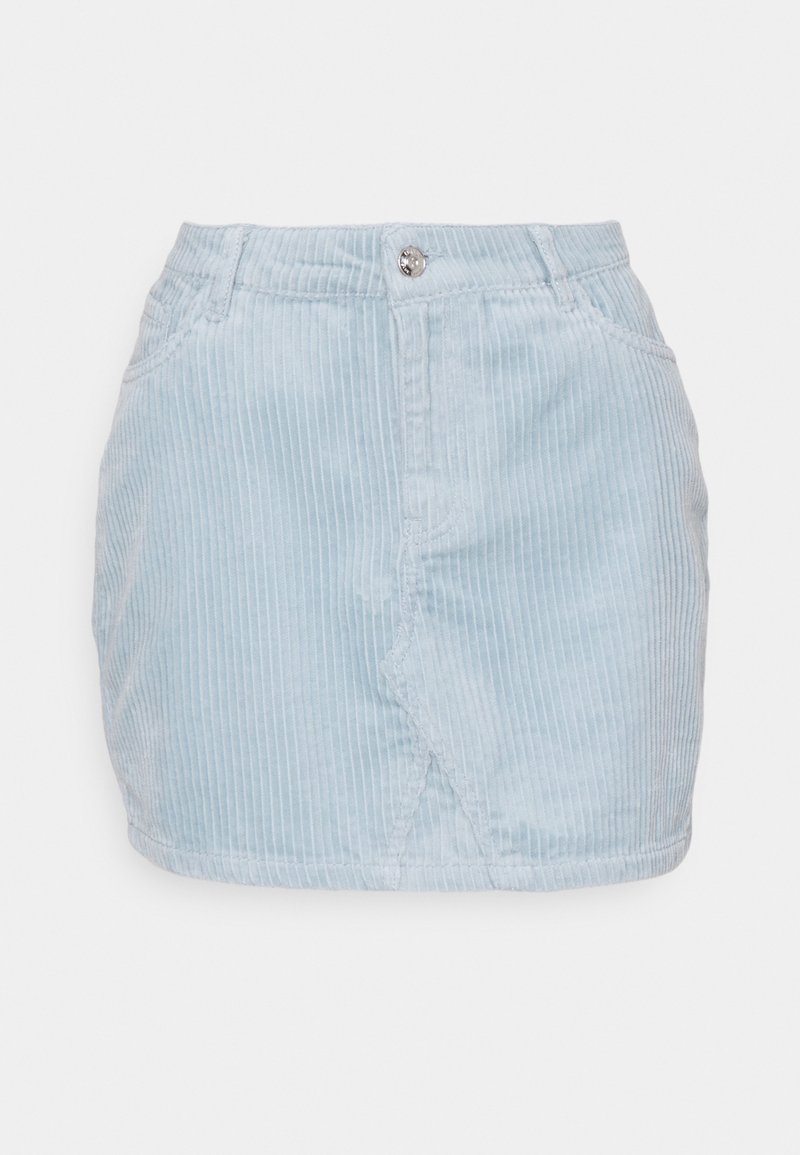 Himbeerfarbene Cordrock aus einem leichteren Blau mit vertikal geripptem Textur, frontalen Taschen und einem silbernen Knopfverschluss an der Taille.