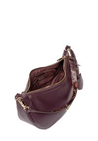 Okrąła bordowa skórzana torebka z teksturowanym wykończeniem, z złotymi detalami i wzorzystym paskiem na ramię. Zamek błyskawiczny i widoczne wewnętrzne kieszenie.