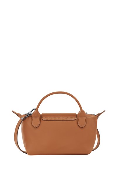 Hellbraune Ledertasche mit strukturiertem Design, ausgestattet mit einem oberen Griff und einem verstellbaren Schulterriemen. Auffällige Details sind die Nähte und Metallakzente.