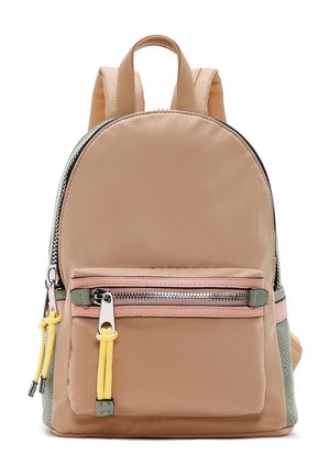 Petit sac à dos beige avec poche avant zippée, tirettes de fermeture éclair jaunes en cordon, et bretelles rembourrées réglables.