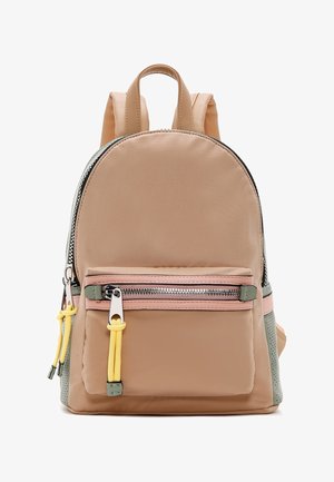 Zainetto beige piccolo con tasca frontale con zip, tiretti della zip in corda gialla e spallacci imbottiti regolabili.