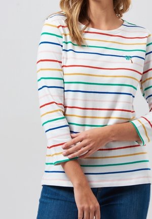 Pruhované tričko s dlouhým rukávem v bílé barvě, s horizontálními pruhy v červené, zelené, modré a žluté. Kulatý výstřih a volný střih.
