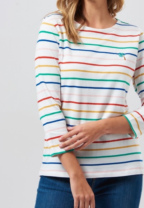 Langärmliges gestreiftes Hemd in Weiß mit horizontalen Linien in Rot, Grün, Blau und Gelb. Rundhalsausschnitt und lockere Passform.