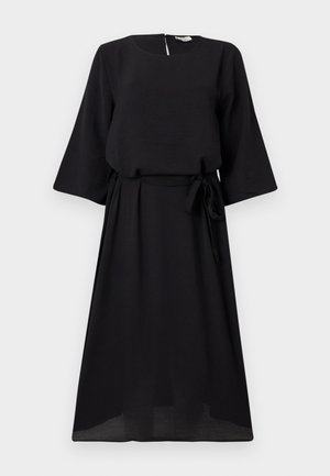 Abito midi nero con maniche larghe a tre quarti, scollatura rotonda e cintura in vita annodata.