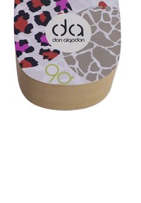 Plantilla de zapato multicolor con una mezcla de patrones de leopardo y abstractos. Presenta una parte superior color crema, bordes redondeados y una base color marrón claro.