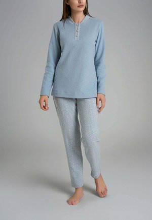 Maglietta azzurra a maniche lunghe con patta di bottoni e pantaloni da pigiama grigi con motivo a spina di pesce. Tessuto morbido, vestibilità casual.