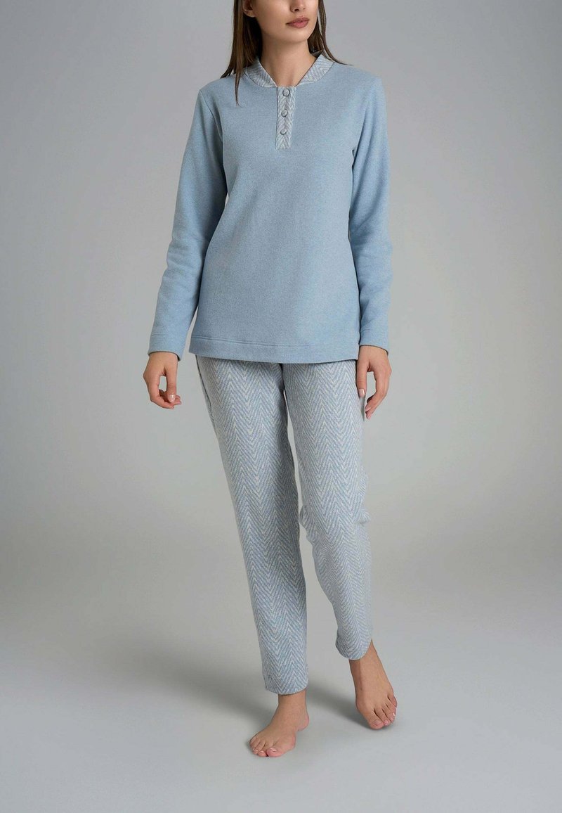 Maglietta azzurra a maniche lunghe con patta di bottoni e pantaloni da pigiama grigi con motivo a spina di pesce. Tessuto morbido, vestibilità casual.