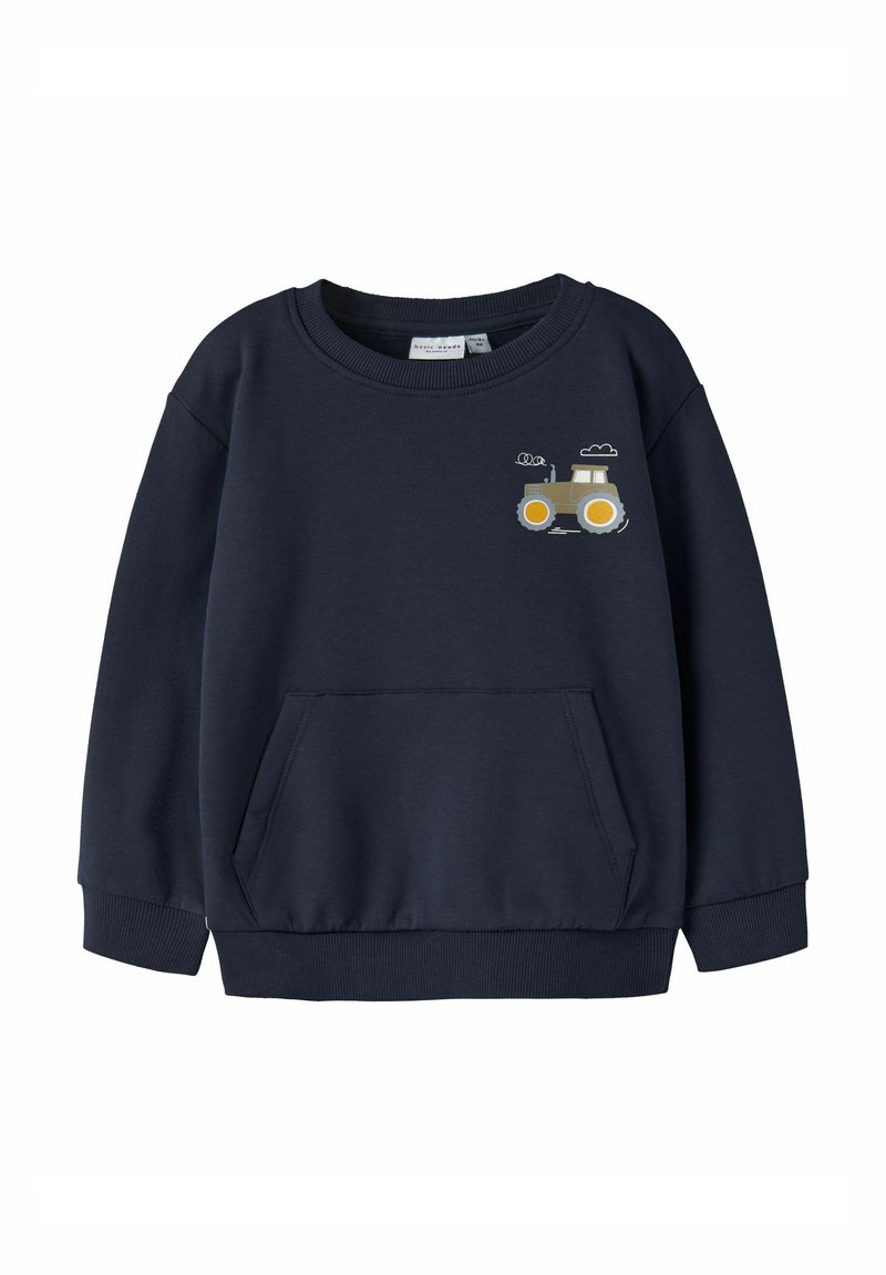 Námořnická modrá mikina s kulatým výstřihem, dlouhými rukávy a přední kapsou; na hrudi má šedý a žlutý potisk traktoru.