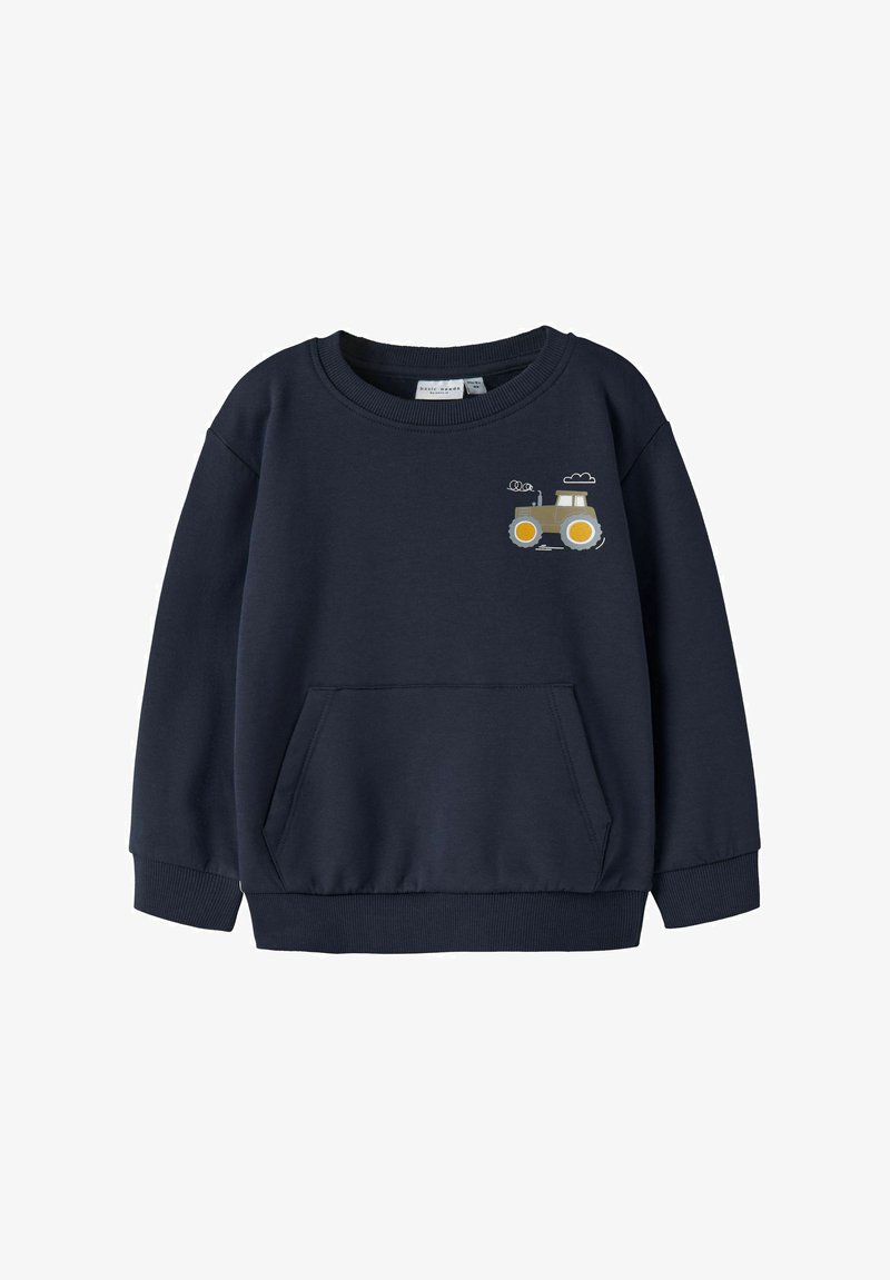 Námořnická modrá mikina s kulatým výstřihem, dlouhými rukávy a přední kapsou; na hrudi má šedý a žlutý potisk traktoru.