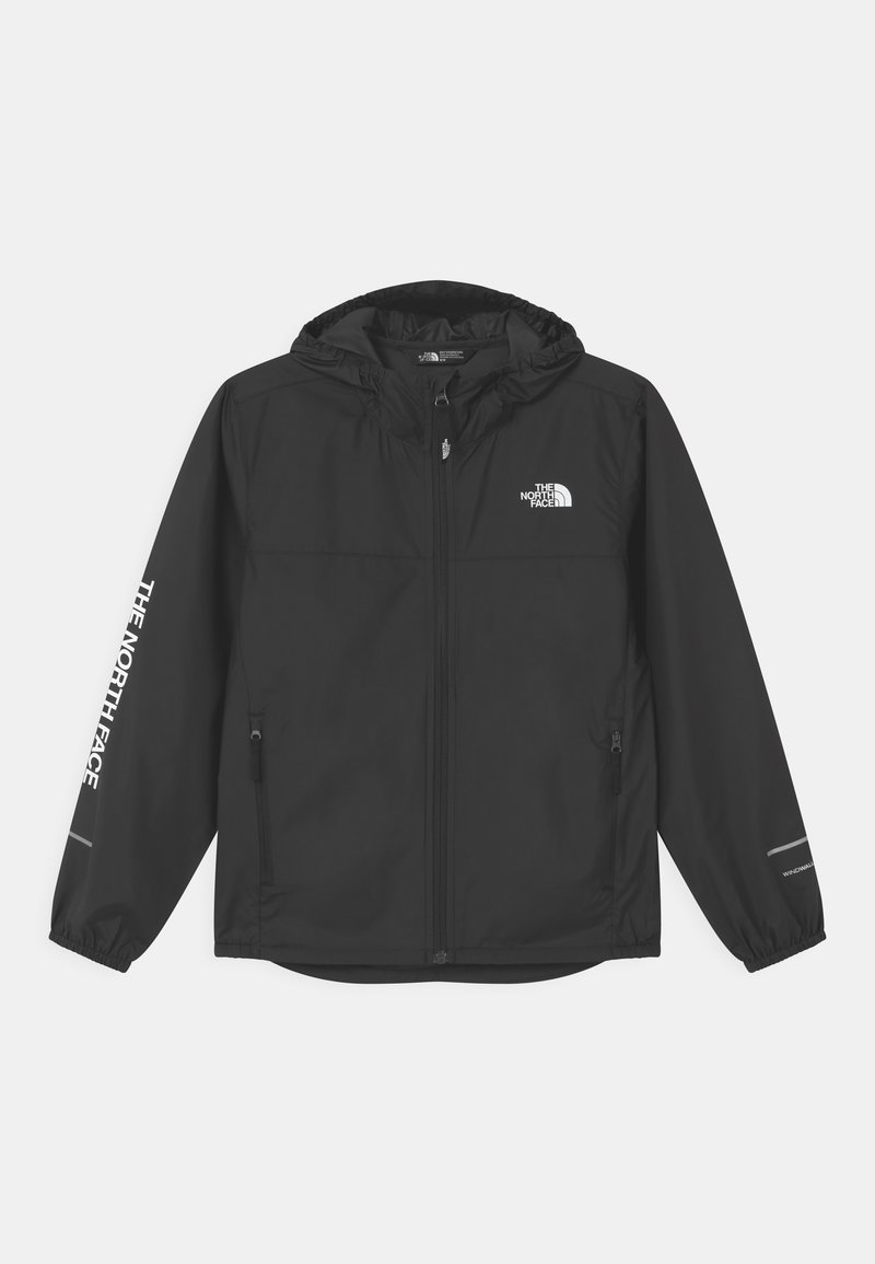 Chaqueta negra ligera con capucha, que incluye bolsillos con cremallera, puños elásticos y logo y letras blancas a lo largo de las mangas.