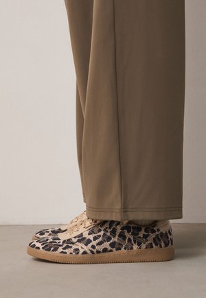 Next, REGULAR FIT - FOREVER COMFORT® LACE UP TRAINERS  . - Baskets basses - leopard