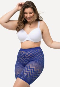 Blauwe mesh hoge taille shorts met een chevronpatroon, voorzien van een stevige tailleband en een aansluitend ontwerp. Gecombineerd met een witte beha met gevormde cups.