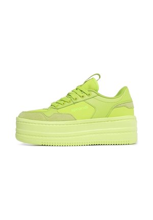 Sneaker platform verde neon con suola spessa, chiusura frontale con lacci e logo "sprandi" sul lato.